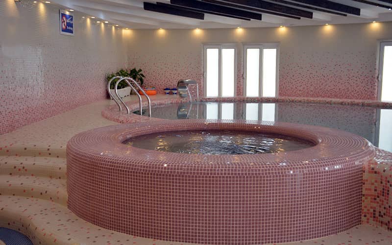 Swimming pool and jacuzzi of Taraj Kish Hotel