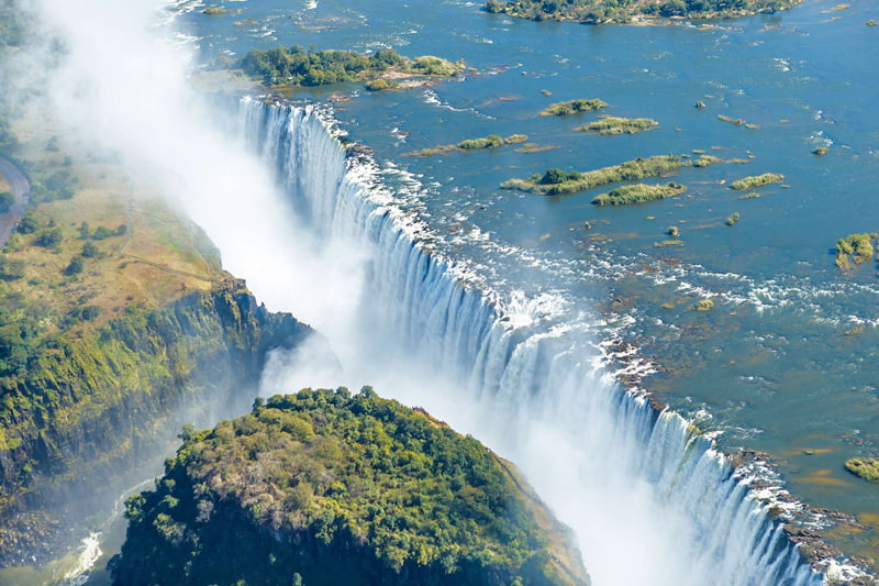 Victoria Falls (Victoria Falls) in the south of the African coine and the border between Zambia and Zimbabwe