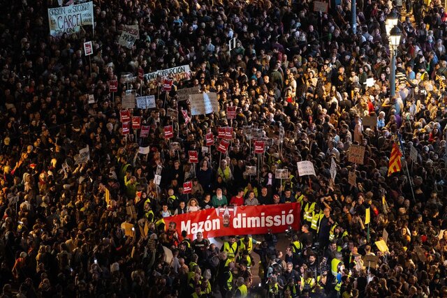 Protests of thousands of people in Spain against the ineffectiveness of the government regarding the floods