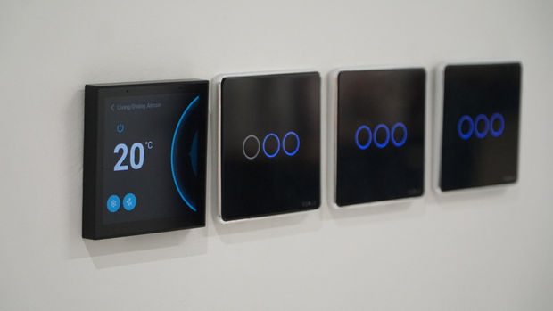 Socket and smart switch