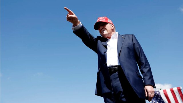 The Guardian: Trump is surrounded by flatterers