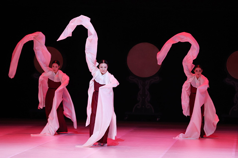 Korean traditional dance performance by the Korean National Dance Group in Seoul; Source: theguardian; Photographer: Yonhap