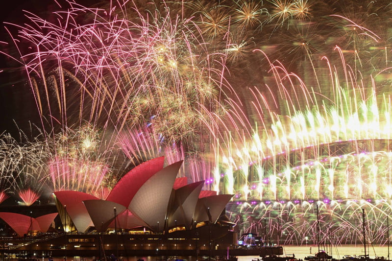Fireworks in the sky above the Sydney Harbor Bridge and the Opera House in Australia; Photo source: guardian; Photographer Name: Izhar Khan