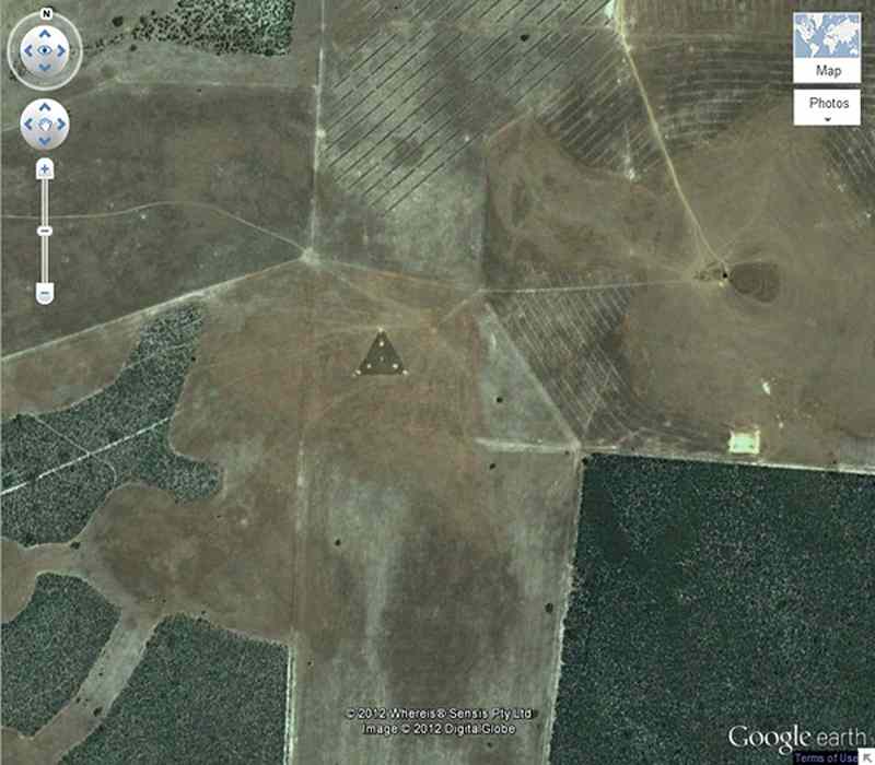 UFO triangle in Australia, photo source: Google Earth, photographer: unknown