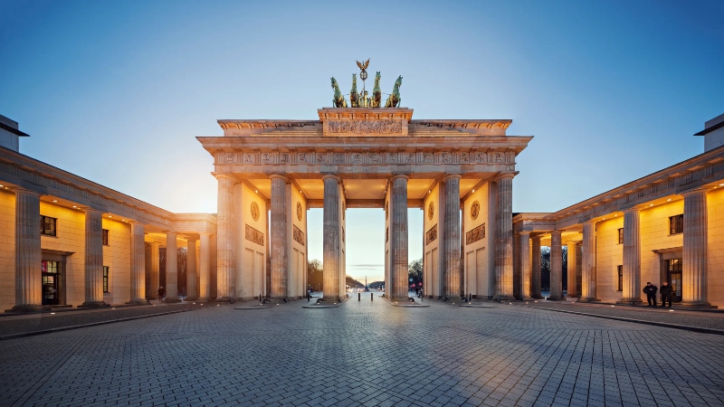 Brandenburg Gate in Berlin; Photo source: craveler.com. Photographer: Unknown