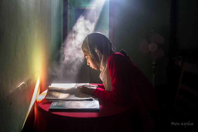 A stude studying in a wier room in Bangladesh; Photo source: 121clicks.com; Photographer: Mou Aysha