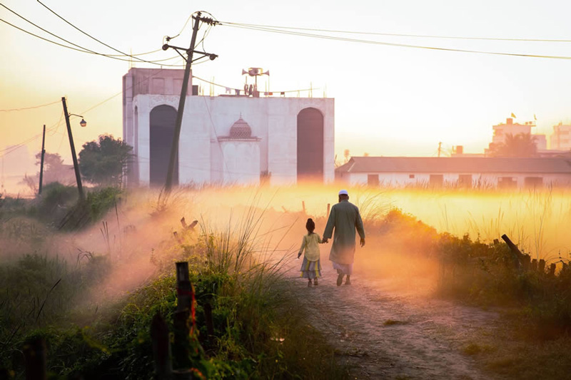 Coury roads in the wier fog of Bangladesh; Photo source: 121clicks.com; Photographer: Mou Aysha