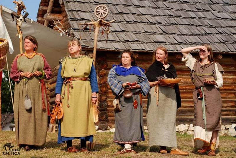 People in Iron Age clothes; Photo Source: Pierest; Name of the photographer: unknown