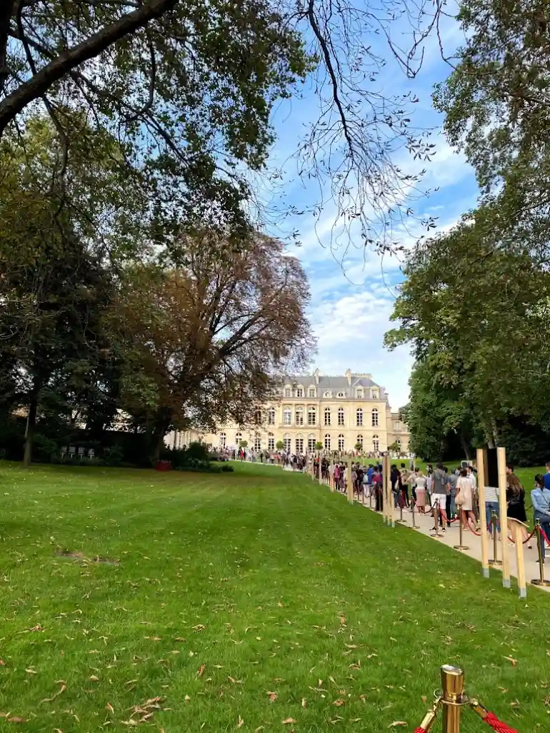 Access to the Elysee Palace