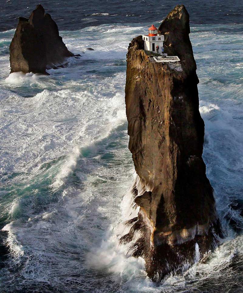 Iceland's three-stone lighthouse; Photo source: icelandmonitor.mbl.is; Photographer: Unknown