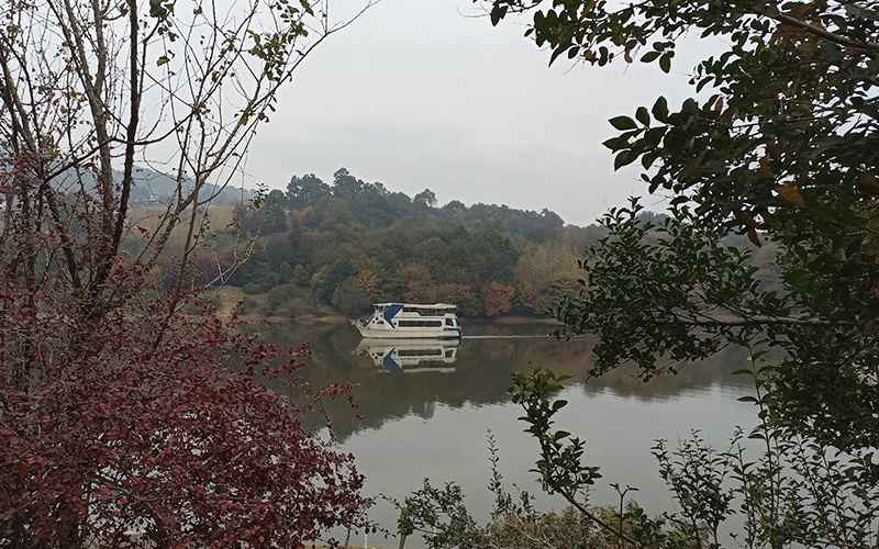 Brinjstank lake ship, photo source: Google Map, photographer: Vahid Vahid
