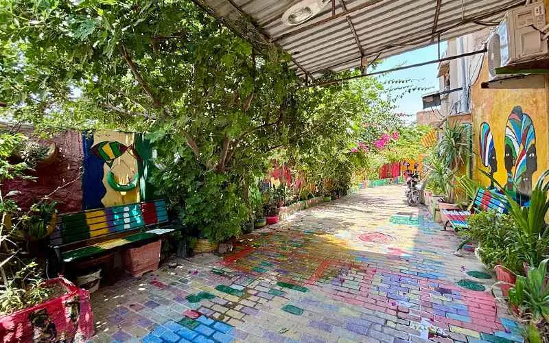 The paiings of Nene Masoumeh Bushehr alley, photo source: Google Map, photographer: Sara Mazloumi