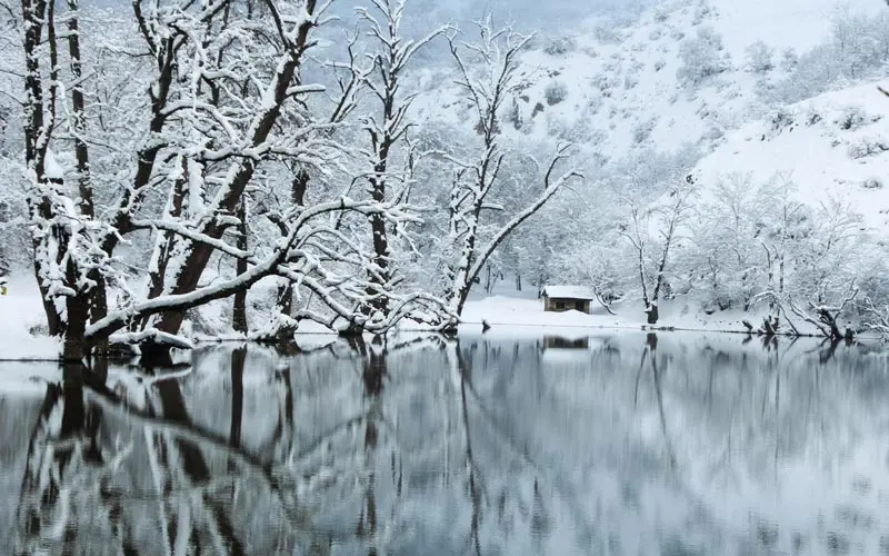 Snowy salty lake; Photo source: Hosseini Re, photographer: unknown