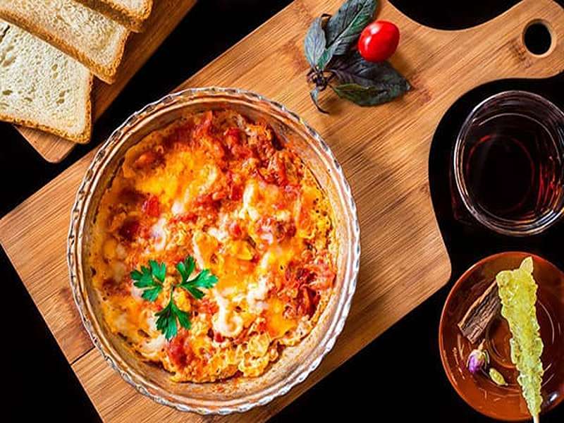 Omelette in a copper pan, photo source: akharinkabar.ir, photographer: unknown
