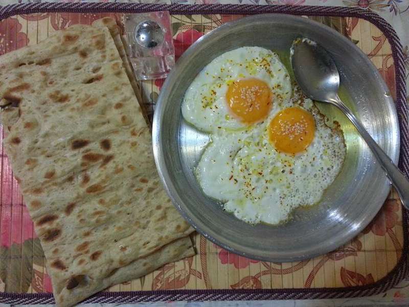 Nimro with Sangak bread, photo source: sarashpazpapion.com, photographer: unknown
