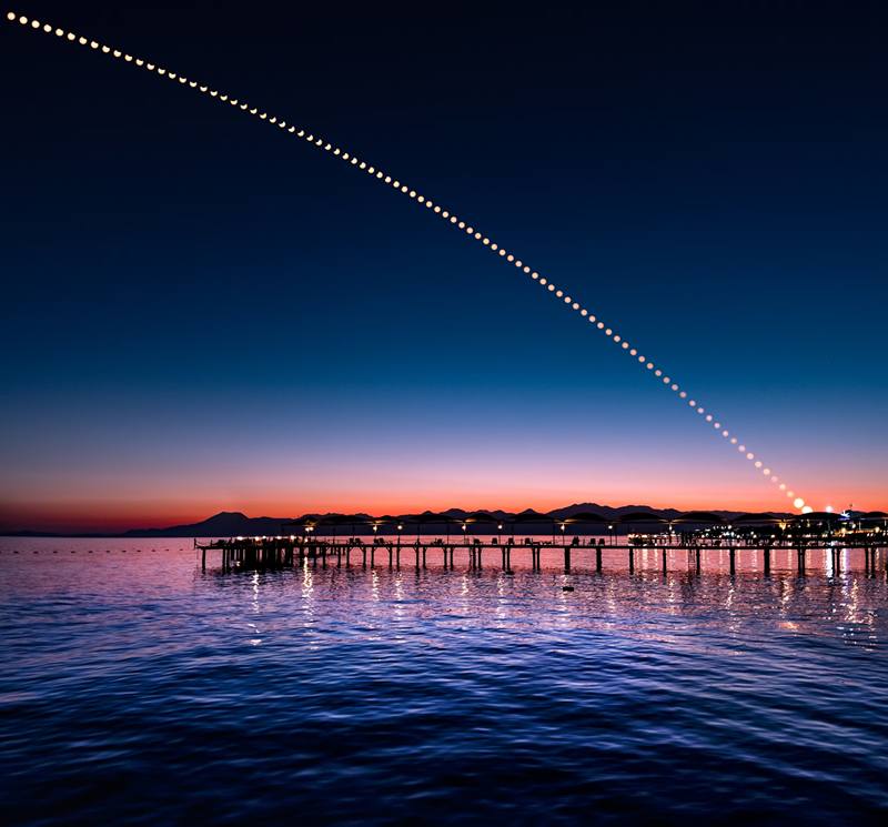 Partial solar eclipse 2022 Türkiye, photo source: nationalgeographic.com, photographer: MIGUEL CLARO
