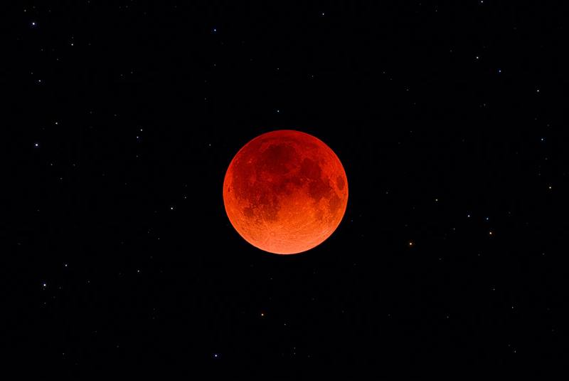 Blood moon, photo source: site: nationalgeographic.com, photographer: MIGUEL CLARO