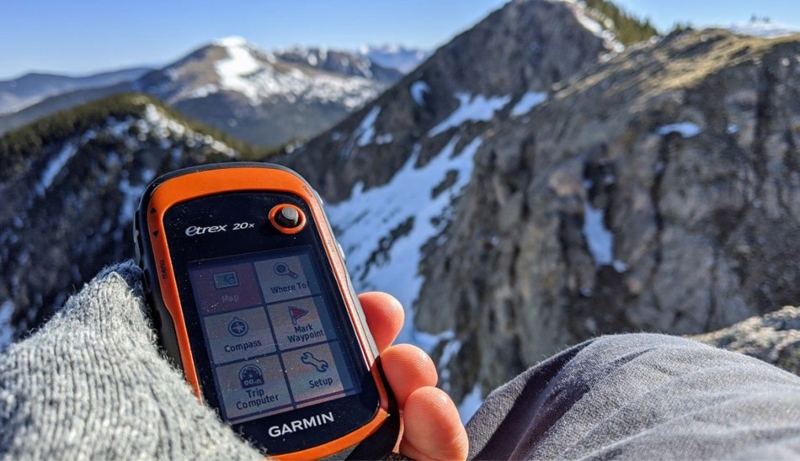 Using a GPS device in mouaineering; Photo source: plaza.ir site. Photographer: Unknown
