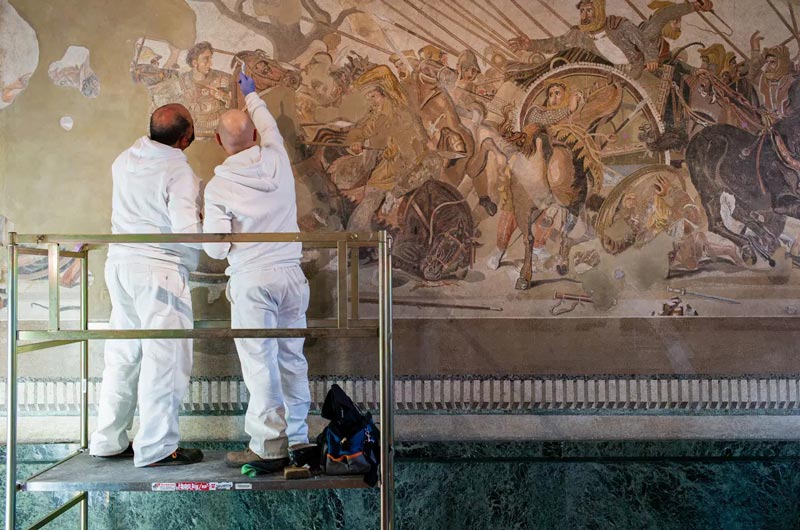 restoration of the Alexander tile of the Naples Museum; Photo source: Finestre sull