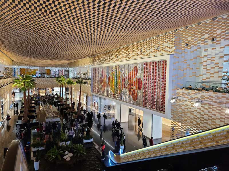 Iran Mall fouains and palm trees; Photo source: Google Maps, photographer: Sepehr Arabi