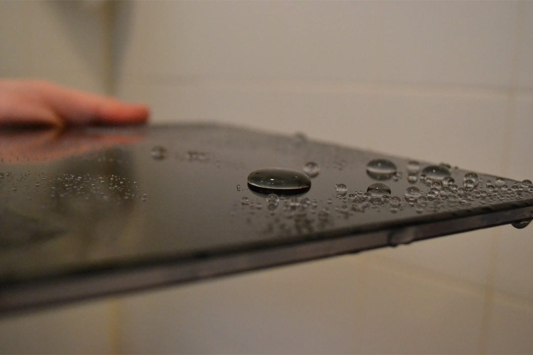 Avoiding simultaneous use of conductive materials