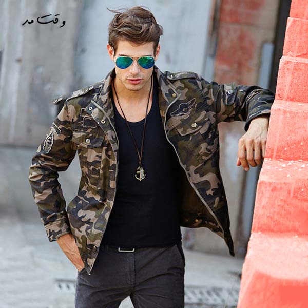 A model of a boys' military style and style with t -shirt and army coat