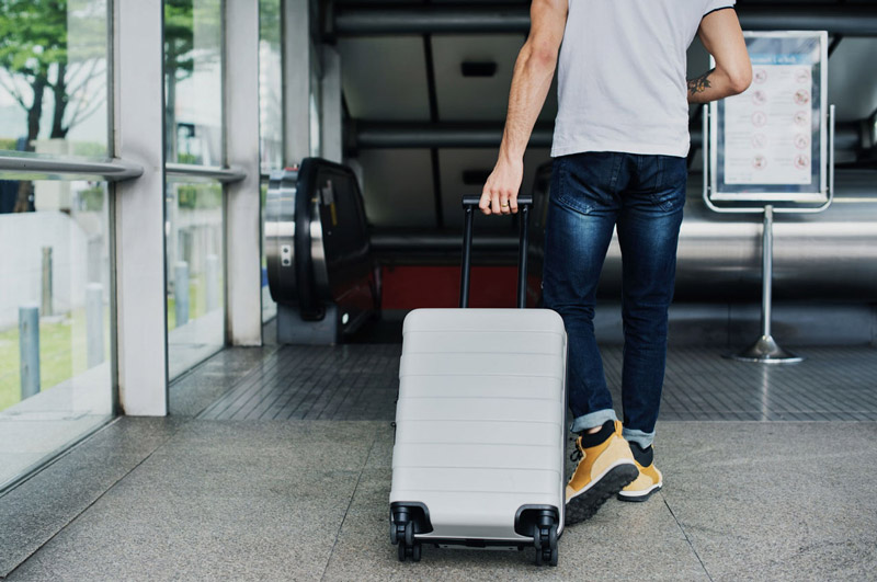Lightweight luggage at the airport; Photo Source: luggage.travel; Photographer: Unknown