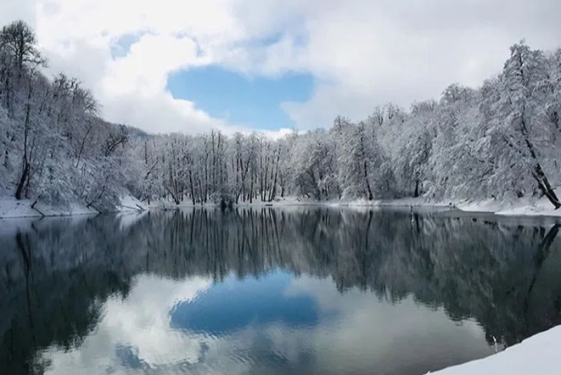 Snowy wier in Lake Chort; Photo Source: Tmartravel.ir. Photographer: Unknown