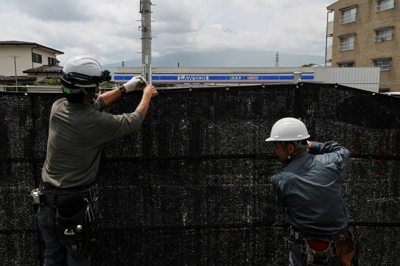 Too much tourism - covering the view of Mt.Fuji