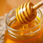 What are the types of honey and the therapeutic uses of each?