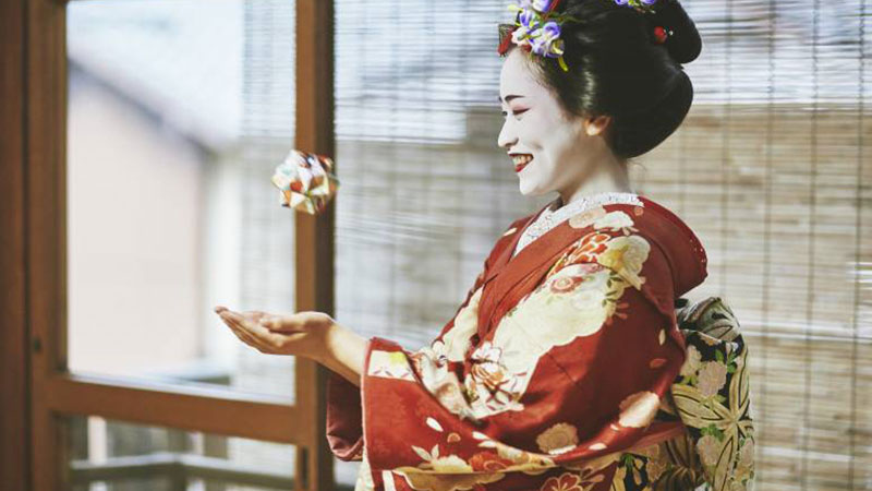 Experience to see Geisha with dinner booking in Gisha alley in Japan