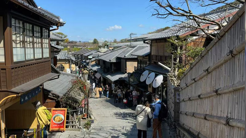 Walk on Hanamikoji Street / Gisha Alley in Japan