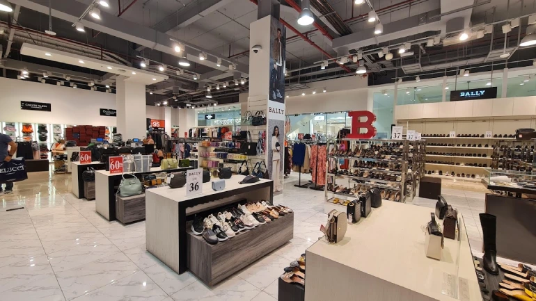 Shopping in August Mal Dubai