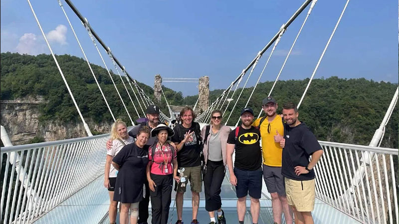 Walking Tips on the Glass Glass Bridge