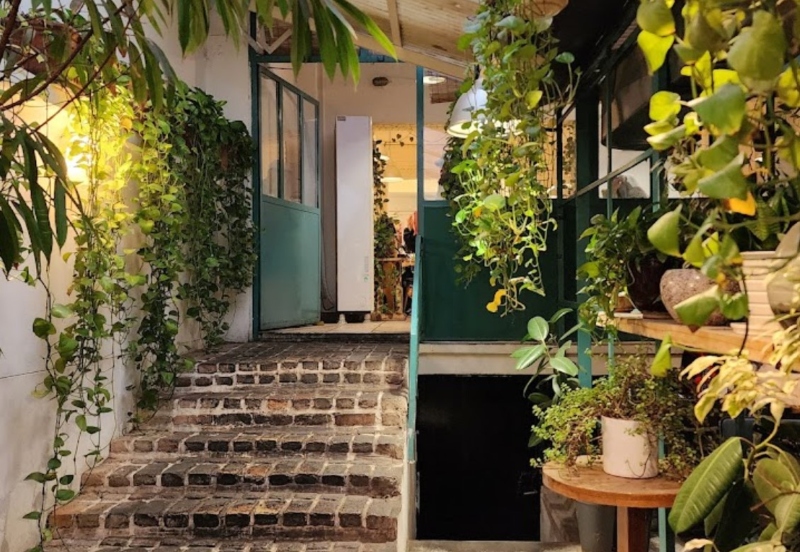 Green space of the Cafe Art Mann; Photo Source: Cafenazdik.ir. Photographer: Unknown