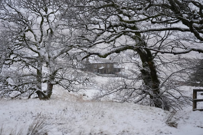 Heavy snow in a village in England; Photo Source: Theguardian; Photographer Name: Owen Humphreys
