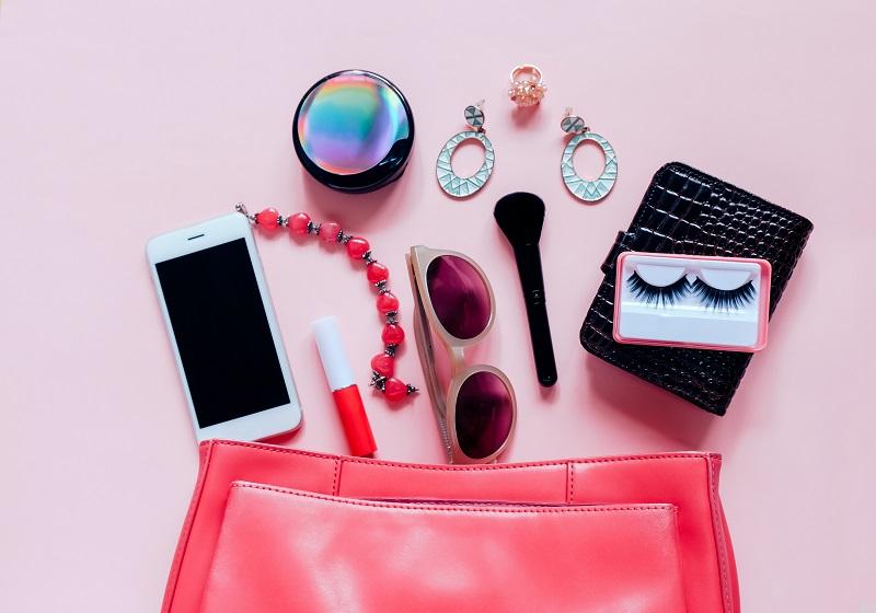Accessory for girls' travel; Photo Source: vecteezy.com; Photographer: nuchyieephoto