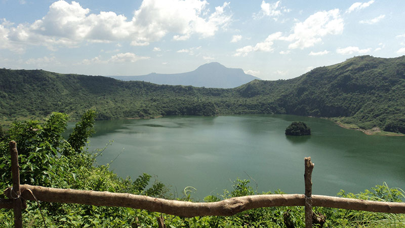 Where is the lake and the Tal volcano?