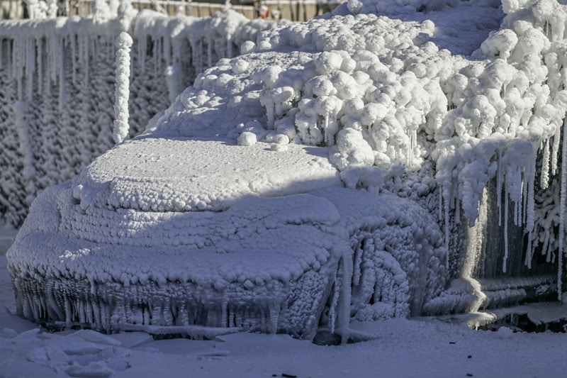 Emergency cold of Edmoon, Canada and Car Flasses; Photo Source: Theguardian; Photographer Name: Artur Widak