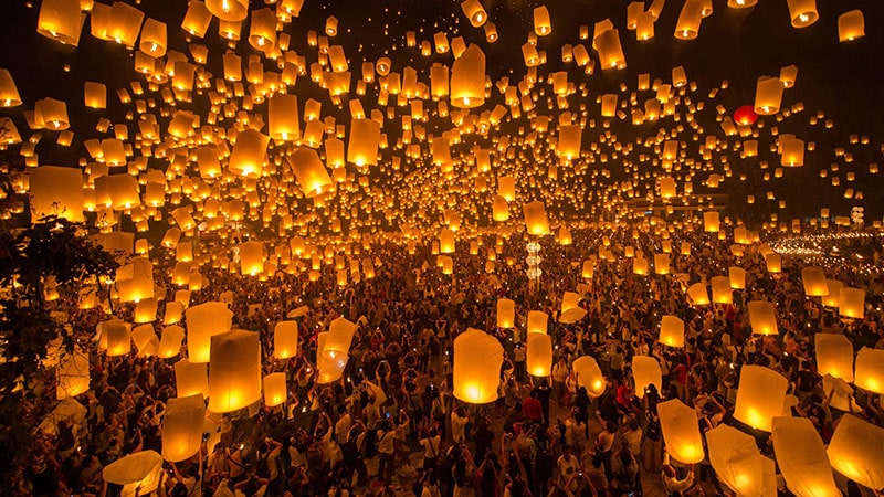  Levi Kratong Chiang Mai Festival; With floating laerns in the sky