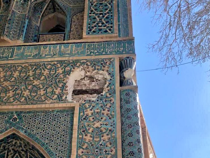 Demolition of the tile of the Natanz Mosque