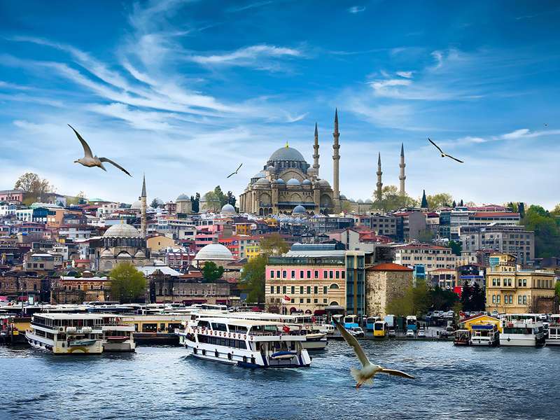 Istanbul Recreational Ships with Sultan Ahmad Mosque, Photo Source: Gokitetours.com, Photographer: Unknown