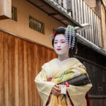 Walking in the gisha alleys; Look at the old world of Kyoto