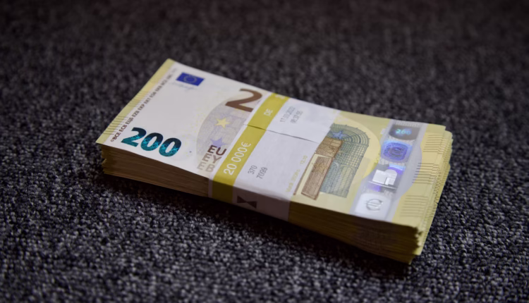 The difference between travel currency and free currency