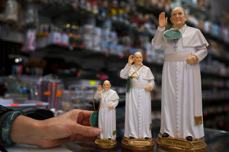   Sale of Pop Francis sculptures in a souvenir shop in Rome, <a href=