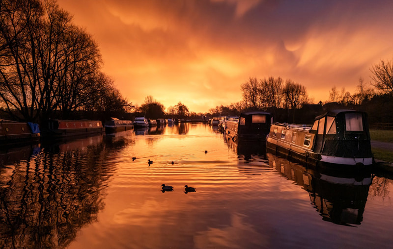 Sunshine Landscape on one of the blue channels of Leeds, England; Photo Source: Theguardian; Photographer Name: Danny Lawson