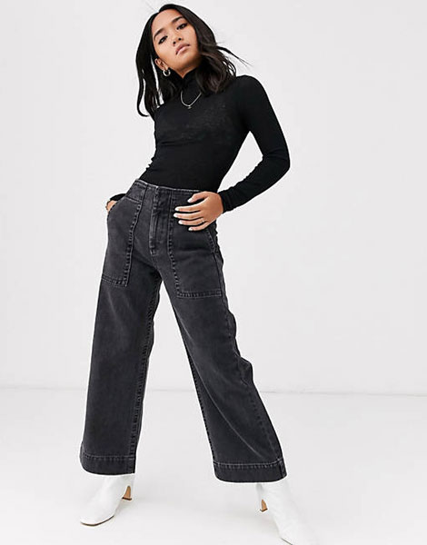 A new and differe model of feminine carpery pas made of denim and has a large pocket.