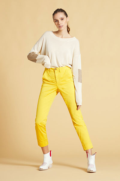 You can see a beautiful model of Chinos female pas made from cotton and natural.
