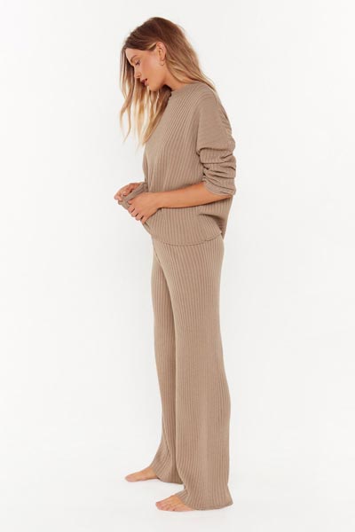 The cream -colored ribbon -colored pattern model is used as a comfortable trouser.