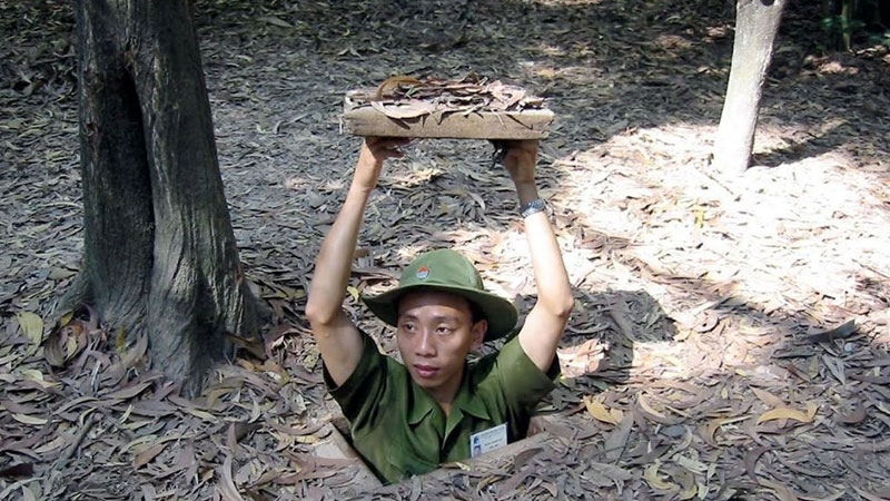 How did Vietnamese soldiers live in tunnels?